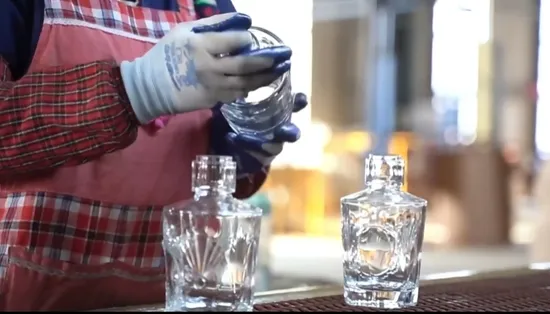 Flaconi vuoti da 100 ml, 250 ml, 375 ml, 500 ml e 750 ml con tappo a vite rotondo realizzato in fabbrica.  Realizzato con bottiglie rotonde e spesse di vetro bianco regolare di vodka whisky sherry con coperchio in sughero